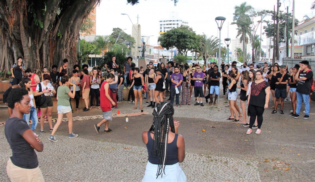 Manifestação em Marília pede políticas sociais e justiça para Marielle