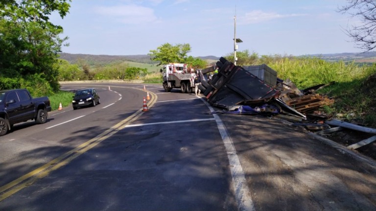Caminhão tomba e motorista fica ferido na serra da BR-153