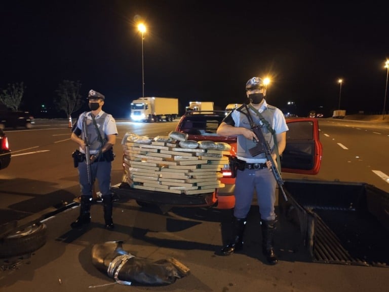 Motorista é preso com 50 quilos de drogas em veículo em Santa Cruz