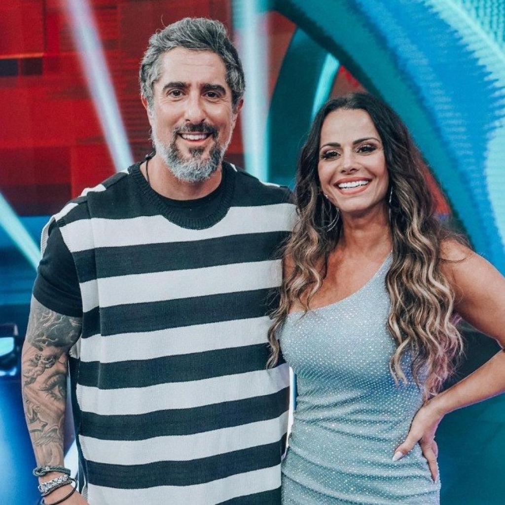 Marcos Mion celebra fato de poder voltar a usar camisetas na TV: 'Libertador!' Marcos Mion celebra fato de poder voltar a usar camisetas na TV: 'Libertador!'