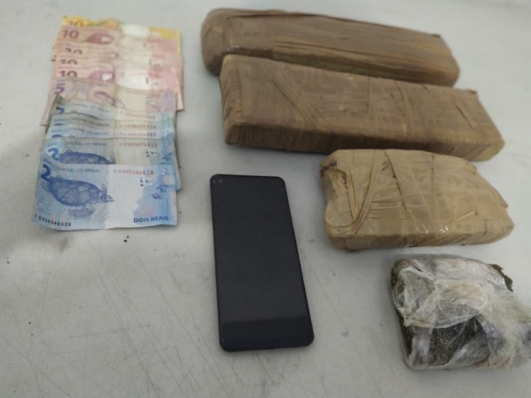 PM prende acusado de tráfico e captura foragido em Marília