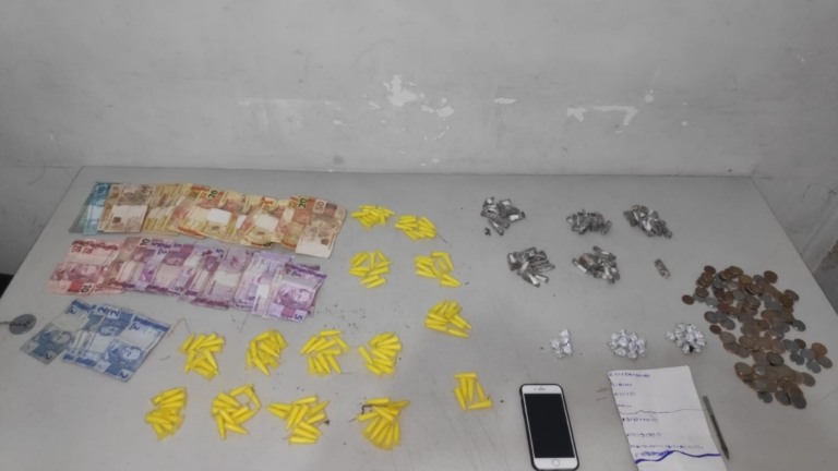PM flagra estudante e adolescente com 200 porções de drogas em Marília