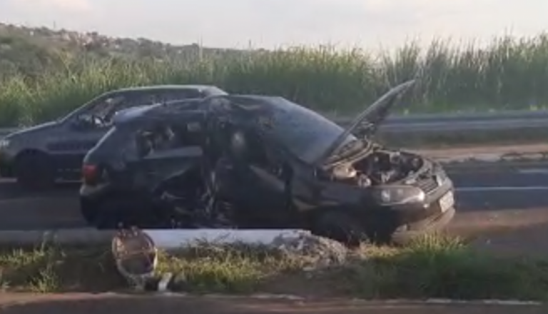 Motorista perde controle, derruba poste e trânsito complica na Via Expressa