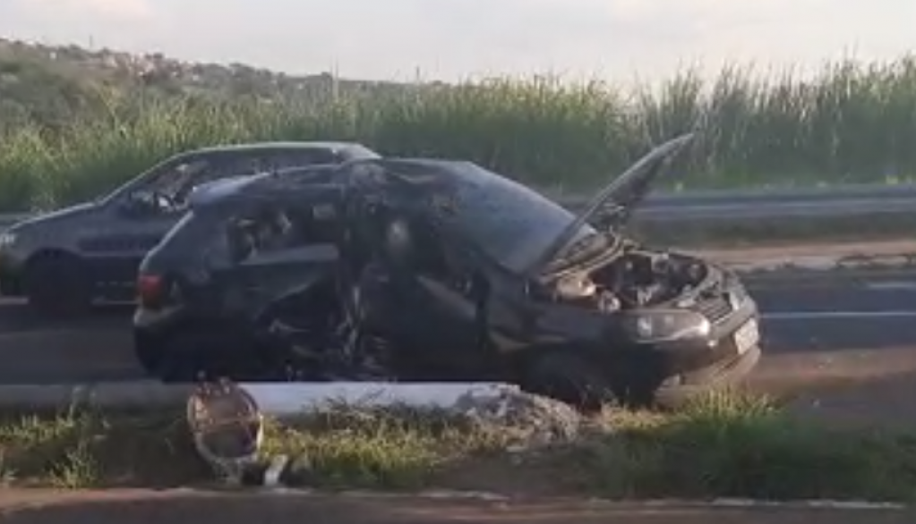 Motorista perde controle, derruba poste e trânsito complica na Via Expressa