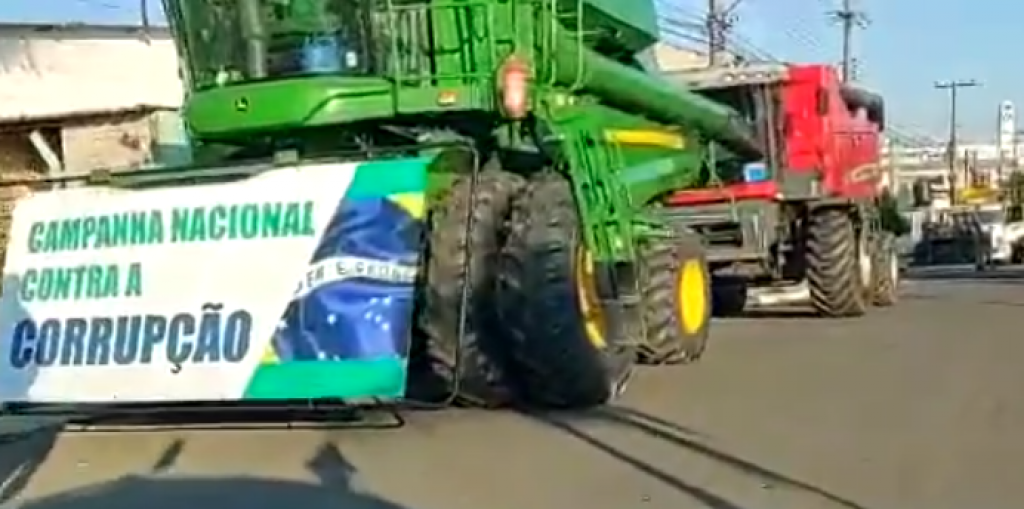 Protesto pró-Bolsonaro ocupa rodovia com tratores e caminhões em Pompéia