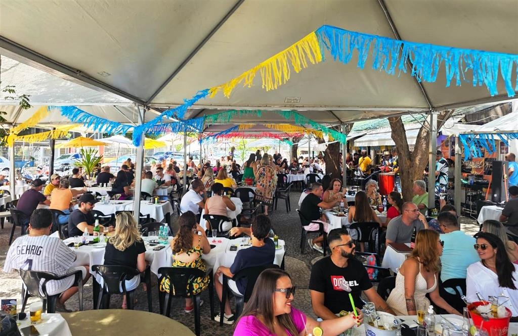 Vídeo - Chaplin recebe público de diversas cidades para carnaval com mega estrutura