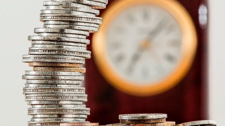 Economia deve esfriar em 2023 por inadimplência recorde