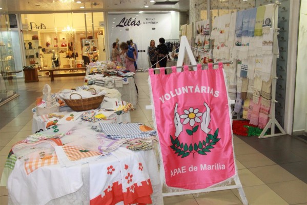 Bazar da Apae vende presentes para Dia das Mães no Esmeralda Shopping