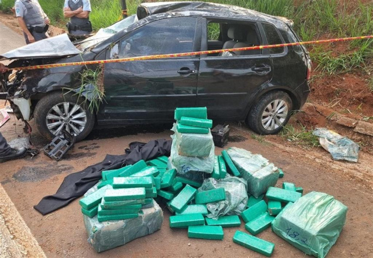 Carro capota com 468kg de maconha no interior Paulista; motorista fugiu