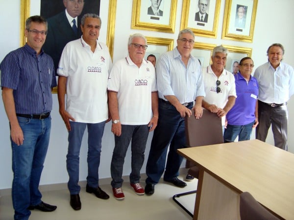 Diretores de O Circo e da Santqa Casa durante formalização de repasse