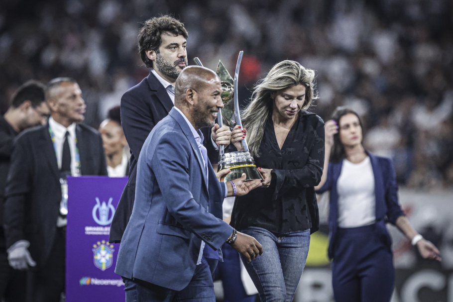 Julio Avellar (diretor de Competições da CBF), na foto, o mais alto, ao lado de Mauro Silva e Mislaine Scarelli, ambos dirigentes da federação paulista, na entrega da taça ao Corinthians