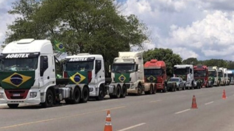 Urnas: centenas de caminhões aguardam relatório em frente ao Exército
