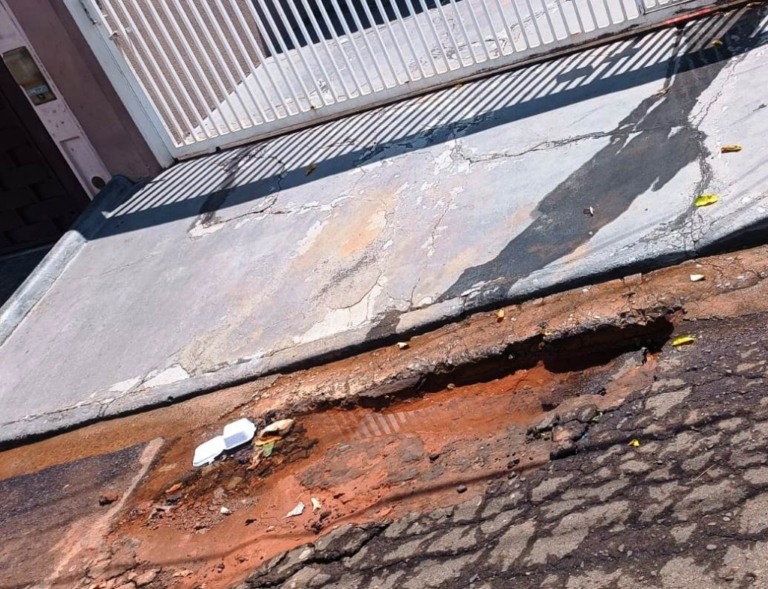 Deriva - Família acusa meses à espera de obras por buraco na porta da garagem