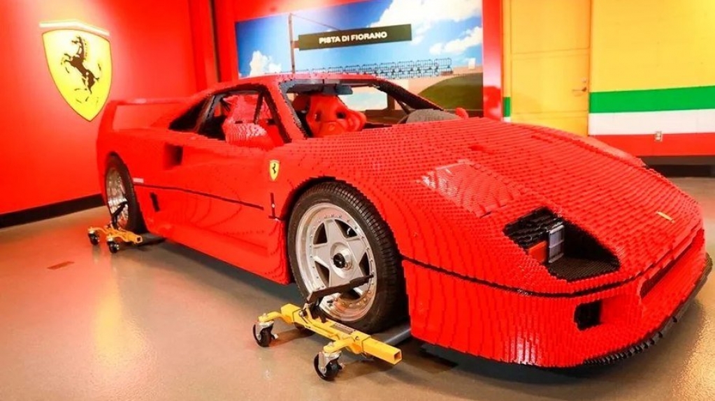 Que tal uma Ferrari F40 feita com 380 mil peças de Lego?