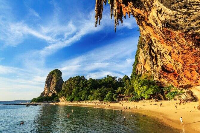 Phra Nang Beach é considerada uma das praias mais boita de Krabi. Foto: Viator/Reprodução