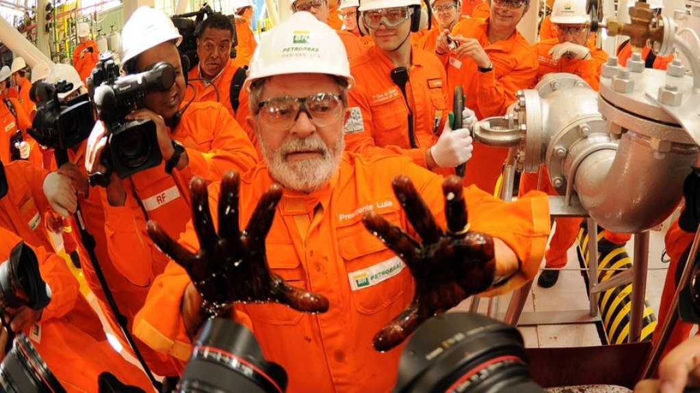 Lula diz que vai acabar com gasolina 'dolarizada' Lula diz que vai acabar com gasolina 'dolarizada'