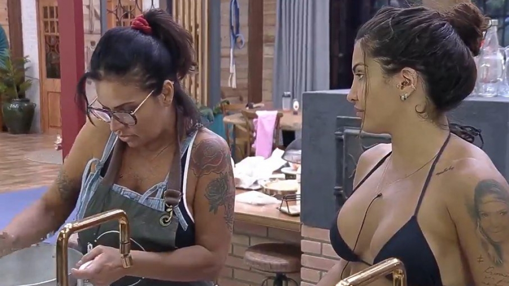 'A Fazenda 13': Marina Ferrari pede desculpas a Solange Gomes 'A Fazenda 13': Marina Ferrari pede desculpas a Solange Gomes