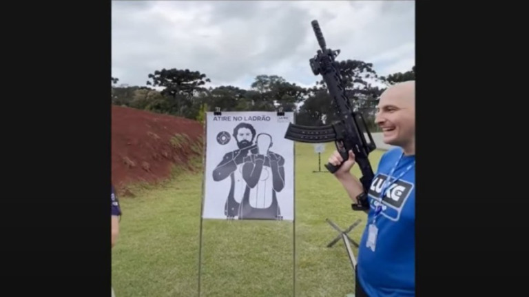 Delegado pede investigação contra homem que atirou em foto de Lula