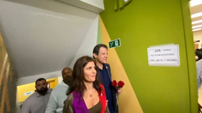 À frente nas pesquisas, Fernando Haddad vota em escola de São Paulo