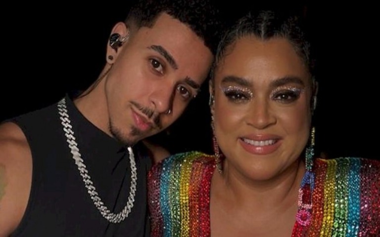Thiago Pantaleão, afilhado musical de Preta Gil, sobe ao palco com cantora