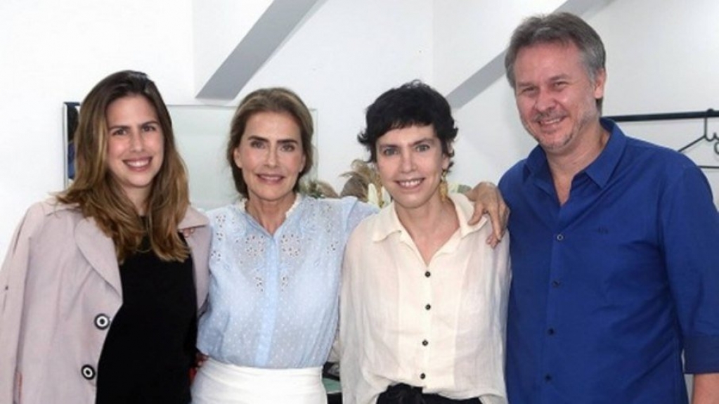 Maitê Proença posa com Adriana Calcanhoto após peça no Rio Maitê Proença posa com Adriana Calcanhoto após peça no Rio