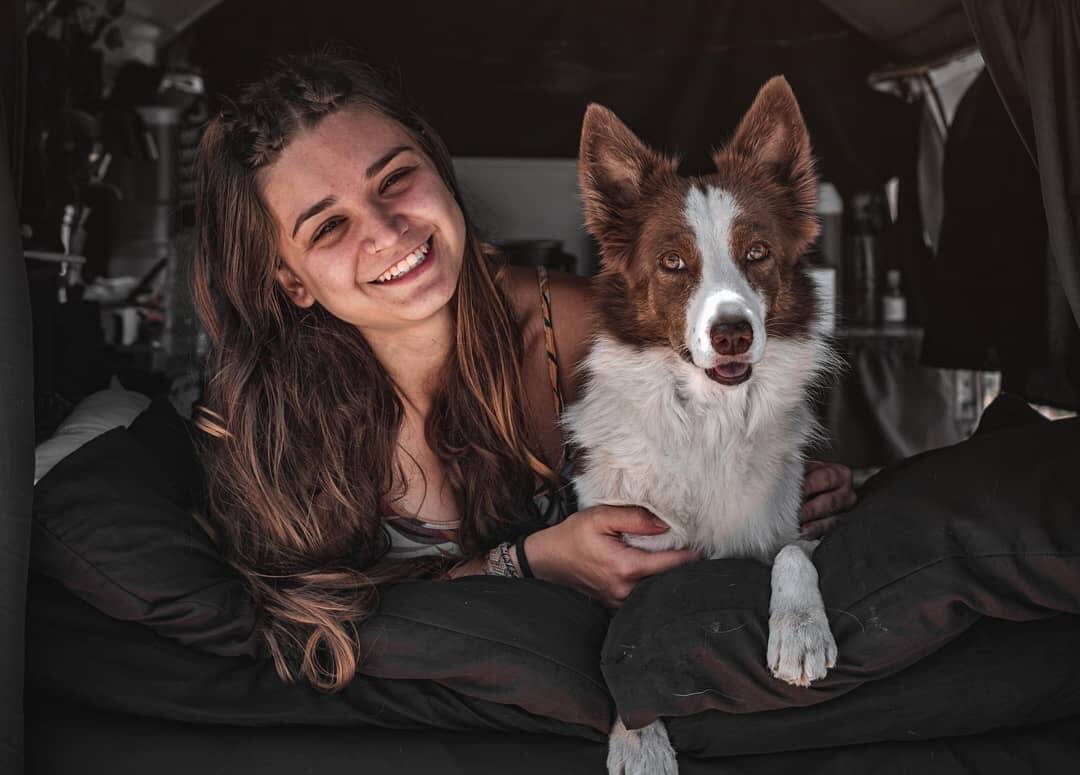 Camila da Silva Moller, Leonardo Moller Pitella e Luna viajam pelo país em uma Kombi. Foto: Desbrava Trip