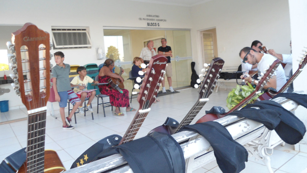 Projeto Escola Viola começa com 15 alunos e muita afinação