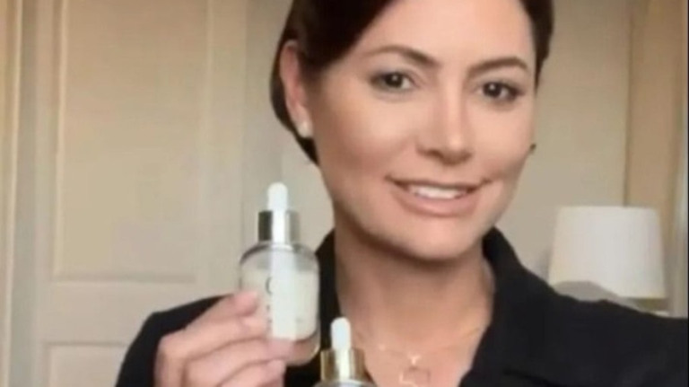 Michelle Bolsonaro faz propaganda de cosméticos nas redes sociais