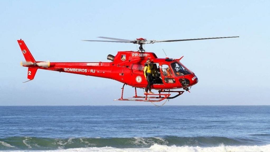 Bombeiros retomam buscas por homem que sumiu no mar após salvar cão Bombeiros retomam buscas por homem que sumiu no mar após salvar cão