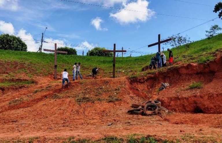 Encenação da Paixão faz último ensaio com sol, crianças e muito trabalho
