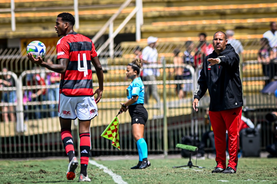 Treinador Mario Jorge elogiou a partida do Flamengo