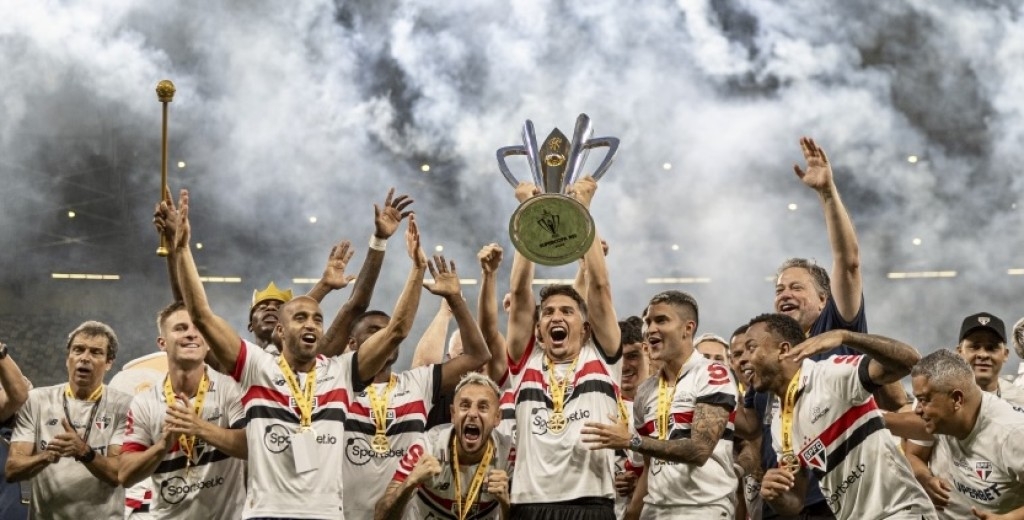 Os jogadores Vanderlan, Flaco López, Richard Ríos, Naves, Anibal Moreno, Jhonatan e Fabinho (E/D em pé) e Gustavo Gómez, Luis Guilherme, Joaquín Piquerez e Estêvão (E/D agachados) | Foto: Cesar