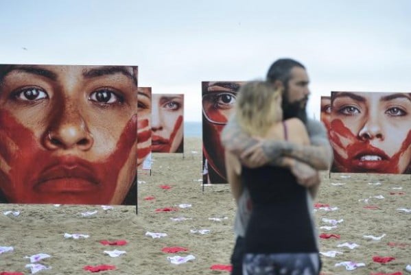 Protesto expõe fotos e 420 calcinhas em praia