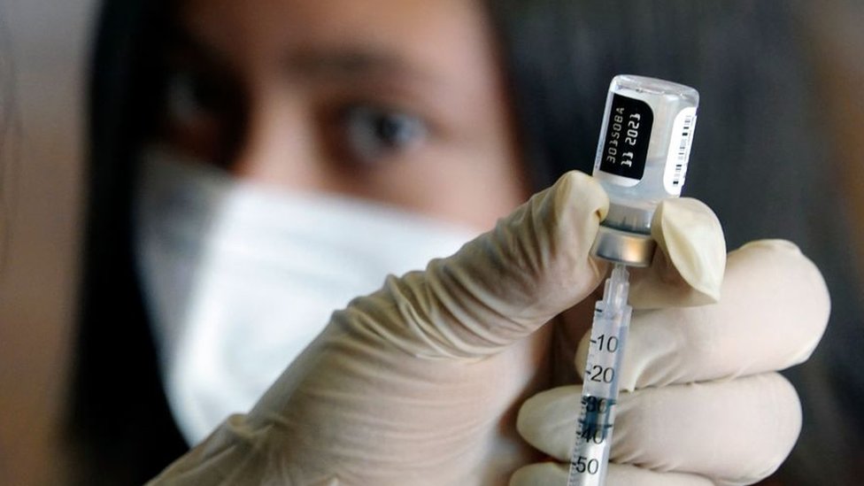 Profissional de saúde prepara vacina contra covid-19