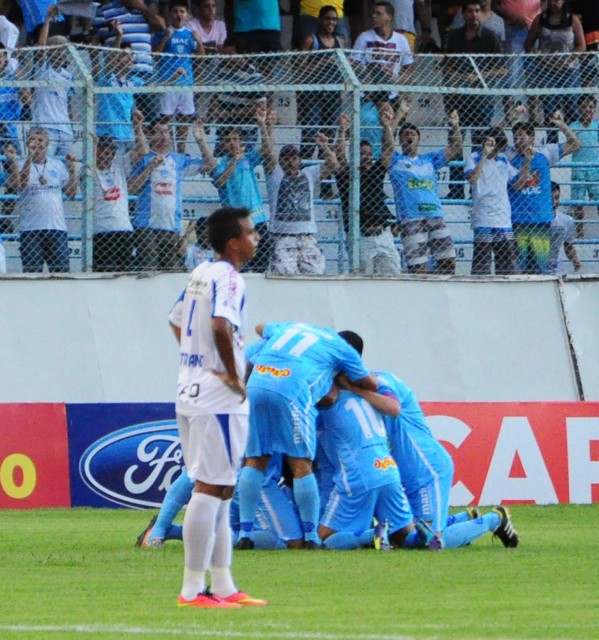 Jogadores do MAC comemoram gol aos 5min; depois teve virada