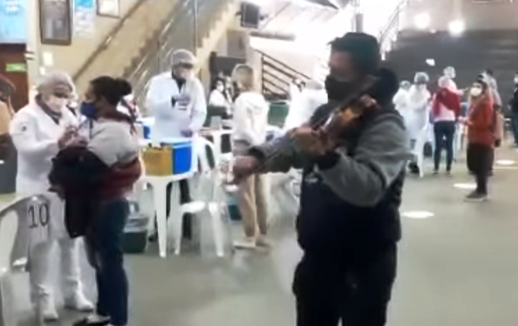 Vídeo - Vacina acima de 25 anos tem violonista em Marília; segue nas UBSs