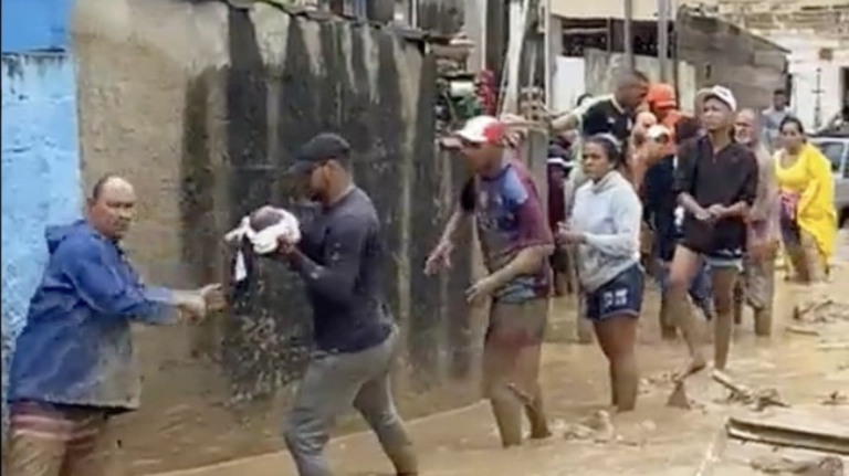 Pessoas formam 'corrente humana' para salvar bebês em São Sebastião