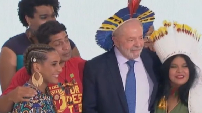 Sônia Guajajara e Anielle Franco tomam posse de ministérios