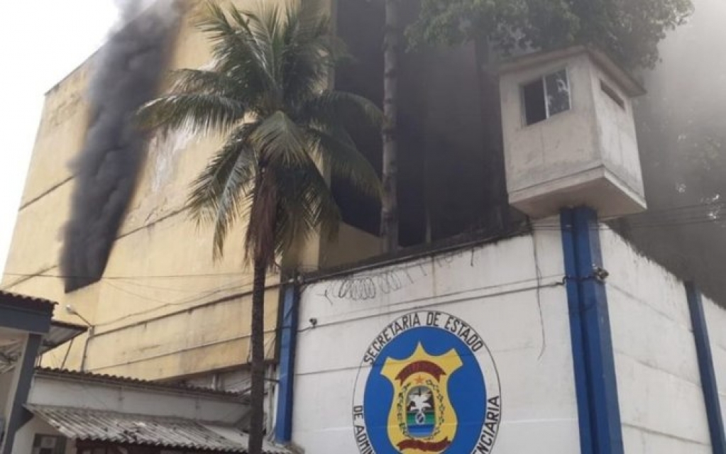 Bombeiros controlam incêndio em Cadeia Pública de Benfica, no Rio de Janeiro