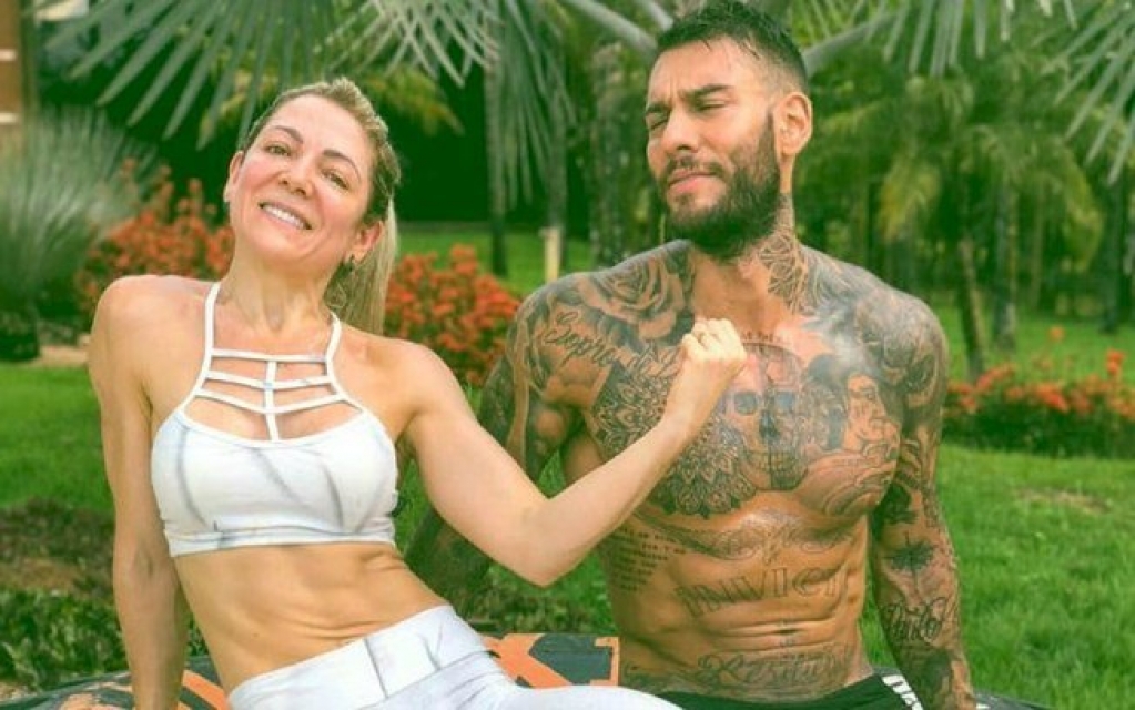 Só de lingerie, mãe do cantor Lucas Lucco exibe corpão na web Só de lingerie, mãe do cantor Lucas Lucco exibe corpão na web