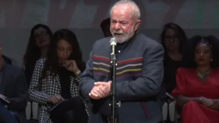 Lula critica privatizações de Bolsonaro: 'vendendo até os tapetes'
