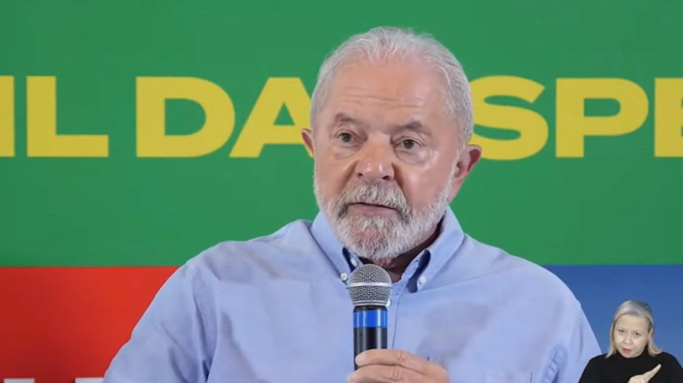 Lula se solidariza com famílias das vítimas de ataque a escolas no ES