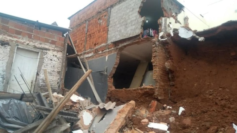 Casas desabam na zona oeste; construção vizinha pode ser causa