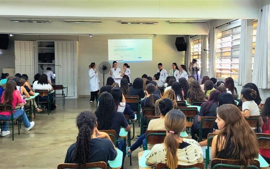 Acadêmicos da Unimar fazem roda de conversa com jovens sobre transformação do corpo