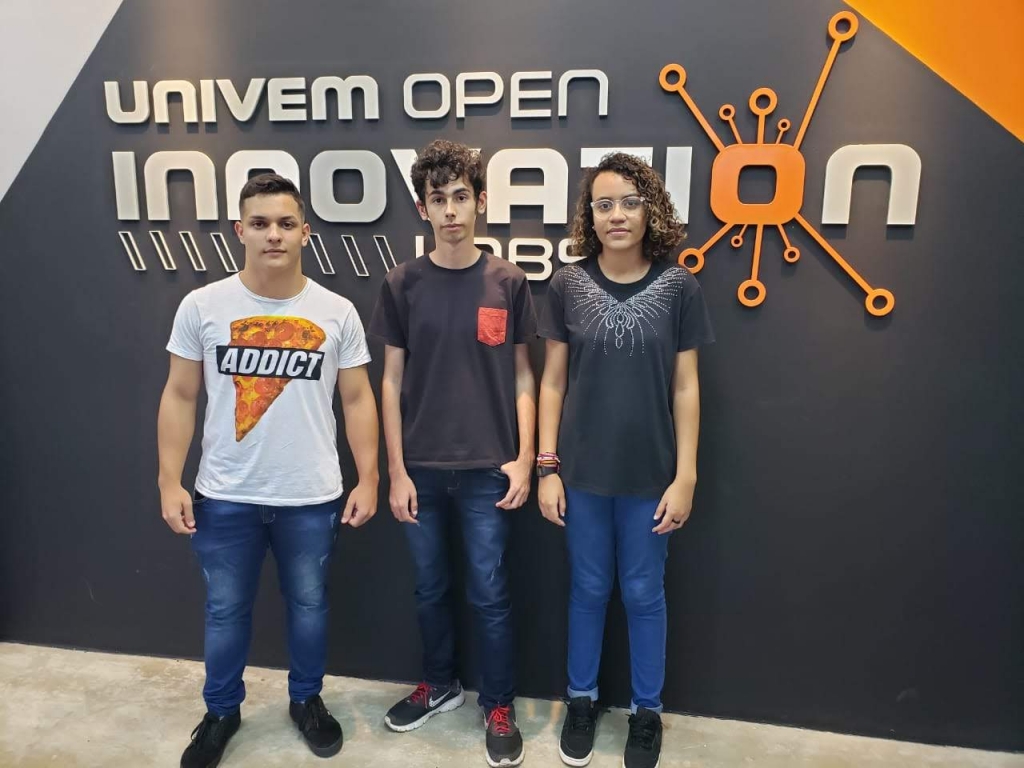 Richard Wendel Batista (Sistemas de Informação), Miguel Vieira Colombo e Mariana Colares da Silva (Ciência da Computação): ingressantes este ano garantiram estágios