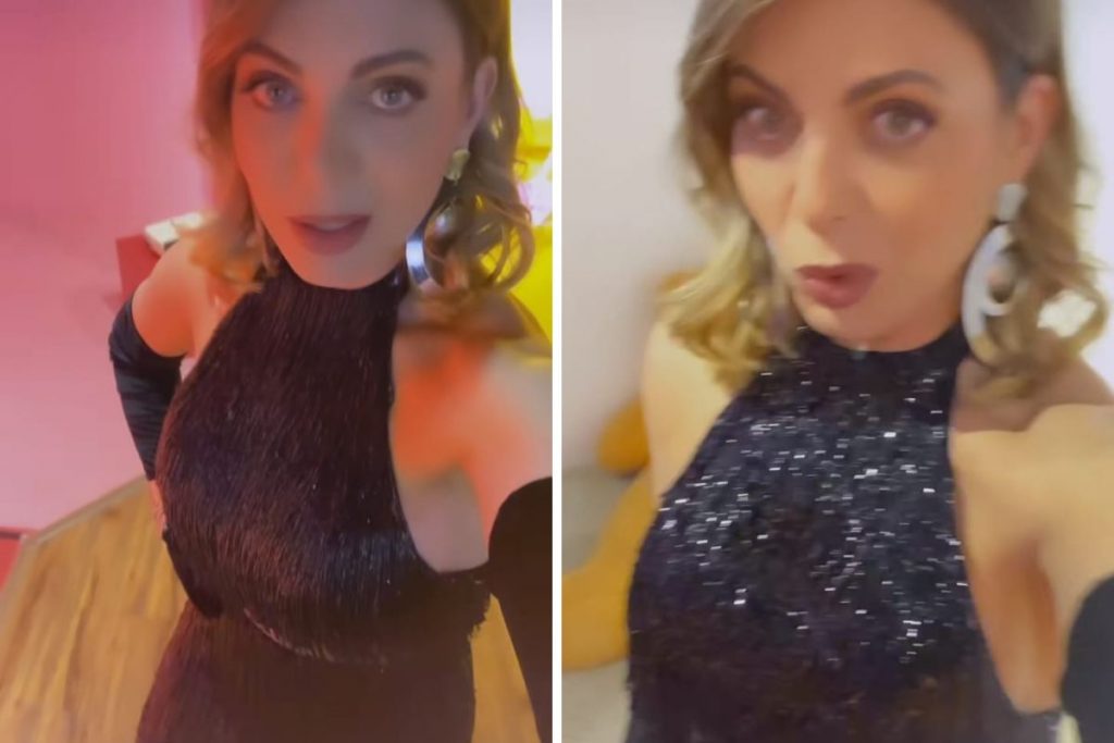 Sheila Mello com vestido preto, brilhante e cheio de franjas