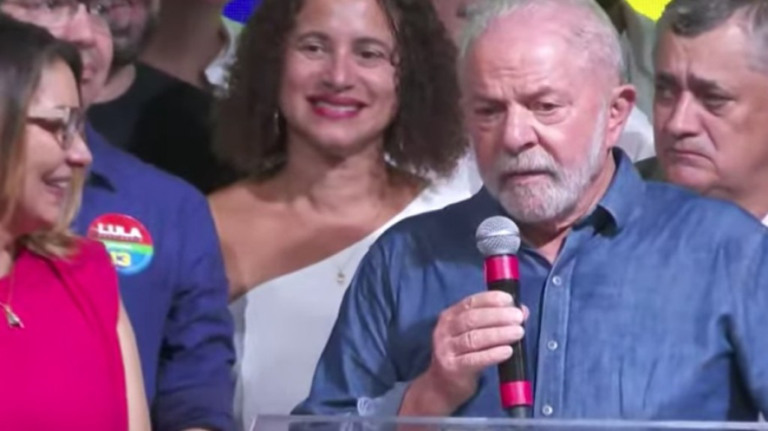 Lula tem inflamação por 'esforço vocal', diz boletim médico