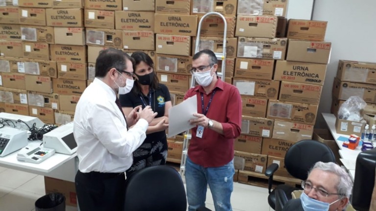Justiça faz carga e lacra urnas em Marília; candidatos em recurso entram