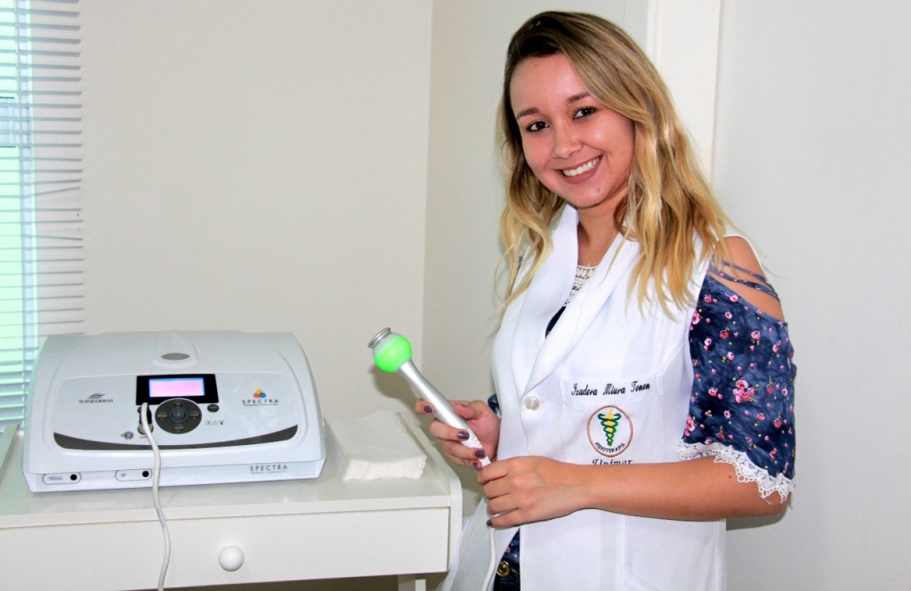 Fisioterapeuta Izadora Miura Tonon explica técnica da radiofrequência – Alê Custódio