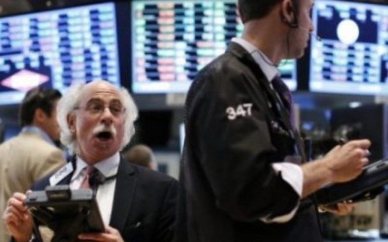 Nasdaq fecha abril em queda livre de 13,3%